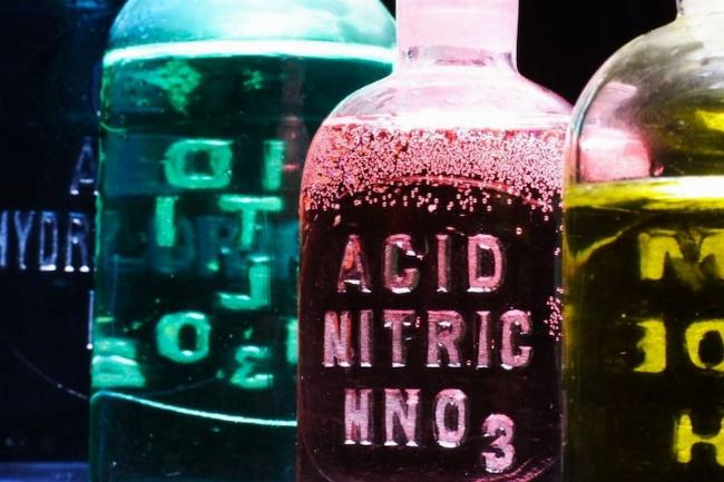 Phản ứng điển hình của bạc với axit nitric trong phòng thí nghiệm