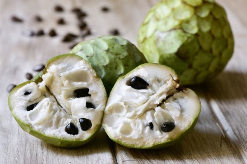 Trái Cherimoya có thịt quả màu trắng kem, vị ngọt như sự hòa quyện của nhiều loại trái cây