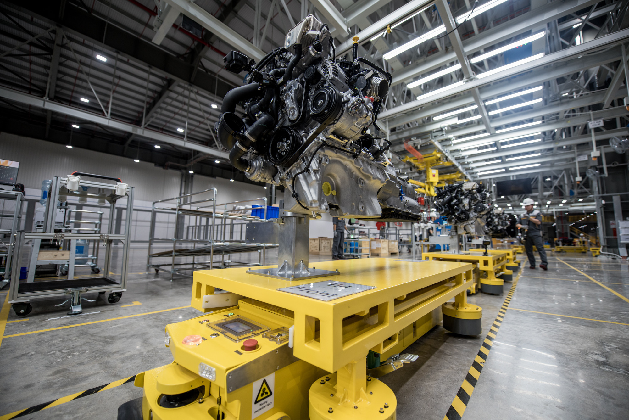 Hành Trình "Bứt Tốc" Của Ngành Công Nghiệp Ô Tô Việt Nam: Từ Những Bước Chập Chững Đến Vị Thế Toàn Cầu 2 Hành Trình “Bứt Tốc” Của Ngành Công Nghiệp Ô Tô Việt Nam: Từ Những Bước Chập Chững Đến Vị Thế Toàn Cầu