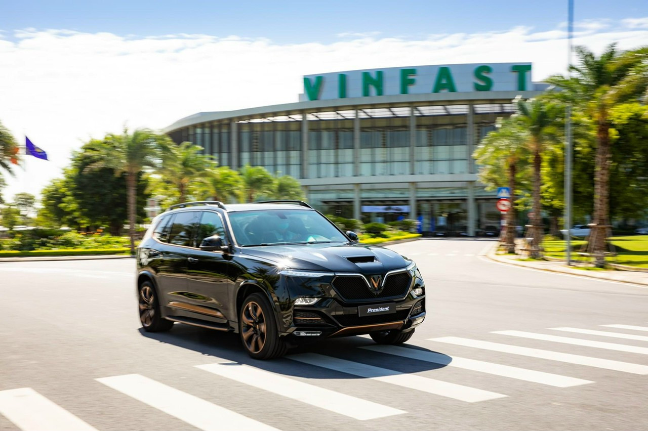 Cảnh sát phong tỏa và khám nghiệm khu vực phát hiện thi thể nạn nhân