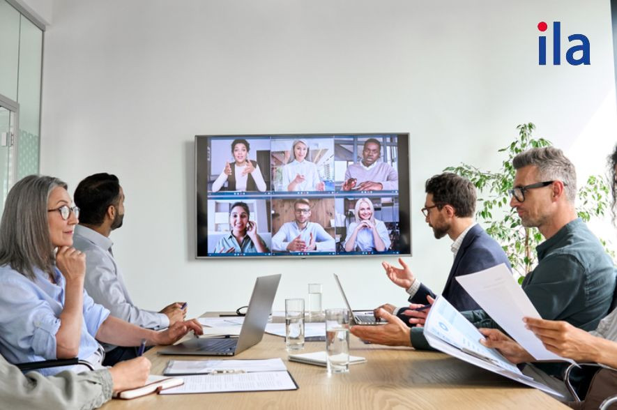 Chúng tôi sẽ bắt đầu cuộc họp trong vòng một giờ tới.