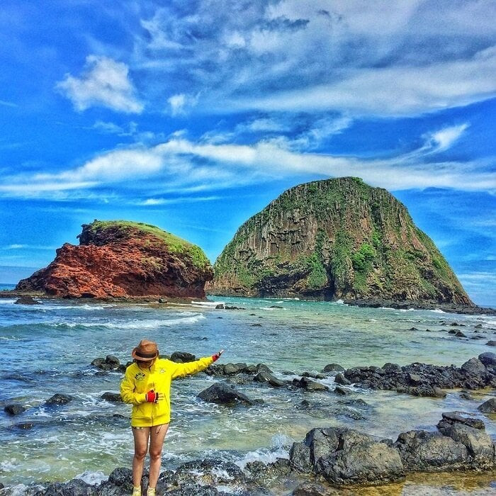 Hòn Yến Phú Yên với hai hòn đảo lớn nhỏ và làn nước trong xanh