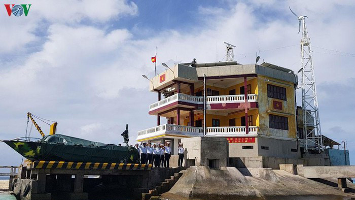 Lực lượng chức năng làm việc tại hiện trường vào sáng 15/1/2024