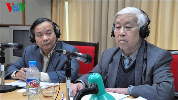 GS-TS Vũ Dương Huân (trái) trong một cuộc trao đổi tại trụ sở VOV.