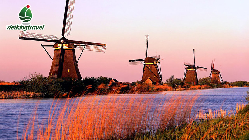 Những chiếc cối xay gió cổ điển tại làng Zaanse Schans, Hà Lan