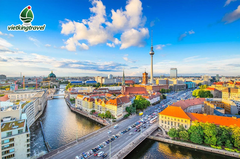 Tháp Eiffel biểu tượng của Paris, Pháp