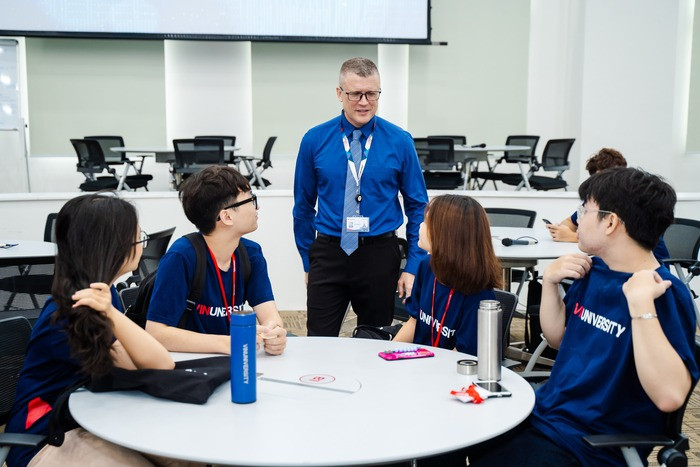 Thông tin về yêu cầu IELTS và chương trình Pathway English tại VinUni