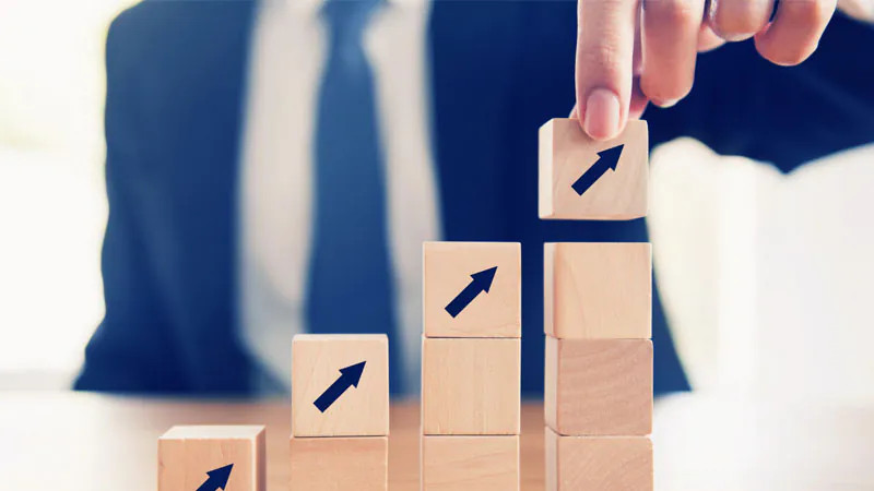 Một người đang miệt mài đọc sách và ghi chép